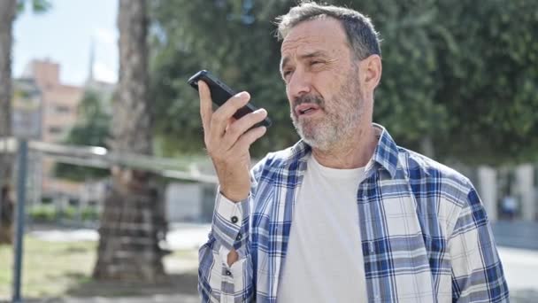 Bărbat Vârstă Mijlocie Trimite Mesaje Vocale Smartphone Parc — Videoclip de stoc
