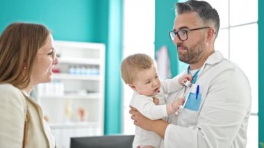Bebeği olan beyaz bir anne klinikte doktor randevusu alıyor.