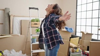 Orta yaşlı İspanyol kadın yeni evinde kendine güvenen bir şekilde gülümsüyor.