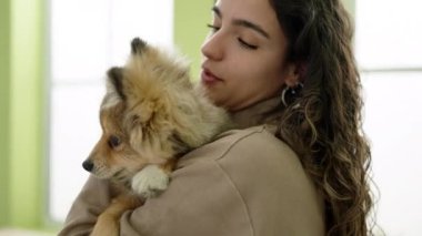 Yemek salonunda köpek gibi sarılıp öpüşen genç İspanyol kadın.