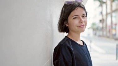 Sokakta kendine güvenen güzel İspanyol bir kadın.