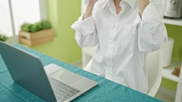 Jovem Mulher Hispânica Bonita Usando Laptop Fones Ouvido Sentados Mesa — Vídeo de Stock