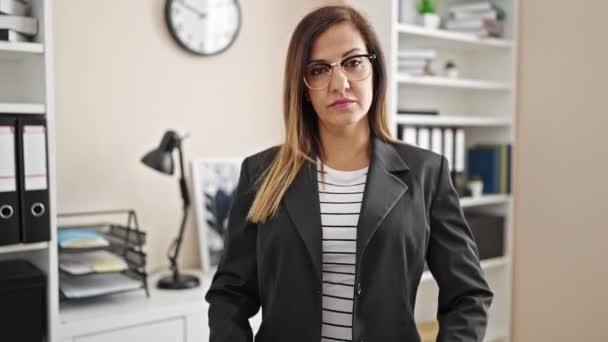 Mellanösterns Kvinnliga Företagare Står Med Armarna Korsade Gest Kontoret — Stockvideo