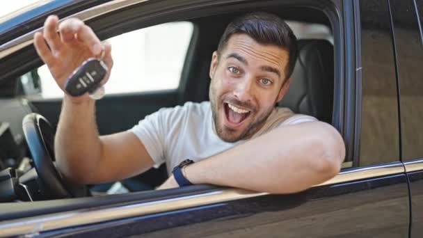 Молодий Іспаномовний Чоловік Посміхається Впевнено Тримає Ключ Від Нової Машини — стокове відео