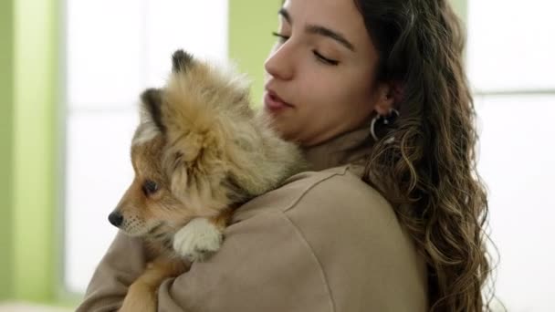 Молода Іспаномовна Жінка Обіймами Собаки Поцілунками Стоїть Їдальні — стокове відео