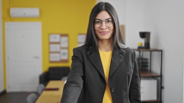 Genç Güzel Spanyol Kadını Gülümseyen Kendine Güvenen Ofiste Tokalaşan — Stok video