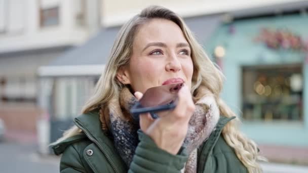 Молодая Блондинка Отправляет Голосовое Сообщение Смартфоном Террасе Кафе — стоковое видео