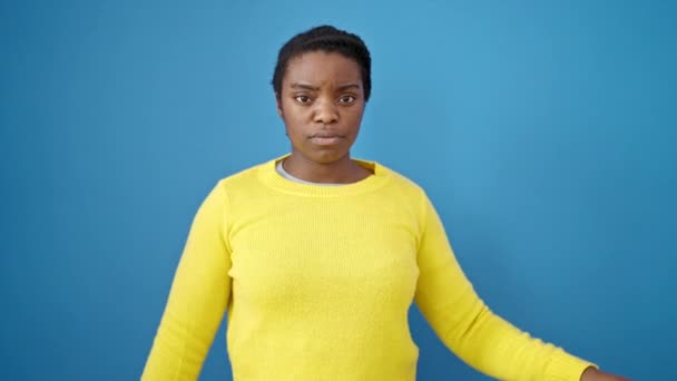 Αφροαμερικανή Γυναίκα Δείχνει Κενό Χώρο Θυμωμένο Πρόσωπο Πάνω Από Απομονωμένο — Αρχείο Βίντεο
