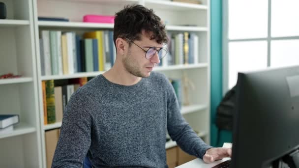Jovem Hispânico Homem Estudante Usando Computador Estressado Universidade Biblioteca — Vídeo de Stock