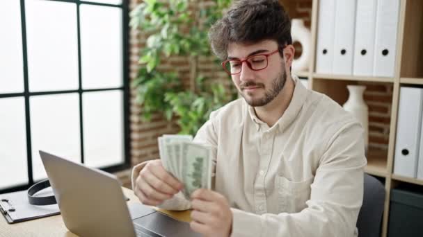 Молодий Іспаномовний Чоловік Бізнесмен Використовуючи Ноутбук Кидає Долари Офіс — стокове відео