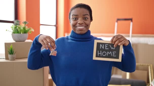 Afroamerykanka Uśmiecha Się Pewnie Trzymając Nowe Klucze Domu Tablicy Nowym — Wideo stockowe