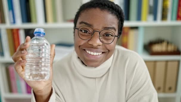 Mahasiswa Perempuan Afrika Amerika Tersenyum Percaya Diri Memegang Botol Air — Stok Video