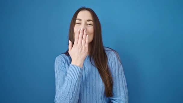Junge Kaukasische Frau Lächelt Zuversichtlich Weht Kuss Über Isolierten Blauen — Stockvideo