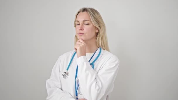 Jeune Femme Blonde Médecin Debout Avec Doute Expression Pensée Sur — Video