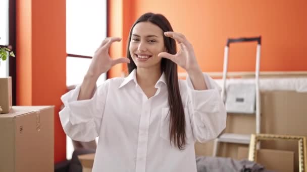 Jovem Bela Mulher Hispânica Sorrindo Confiante Fazendo Gesto Coração Nova — Vídeo de Stock
