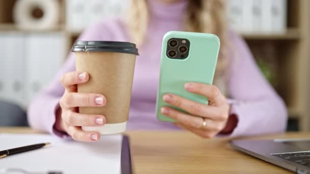 Tineri Blonde Femeie Afaceri Lucrător Folosind Smartphone Bea Cafea Birou — Videoclip de stoc