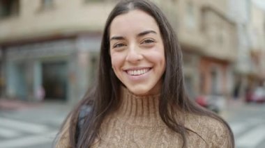 Sokakta kendine güvenen güzel İspanyol bir kadın.