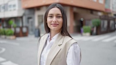 Sokakta kendine güvenen güzel İspanyol bir kadın.