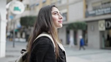 Sokakta kendine gülen güzel İspanyol bir kız öğrenci.