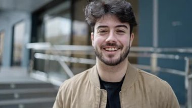 Sokakta kendinden emin gülümseyen İspanyol genç adam.