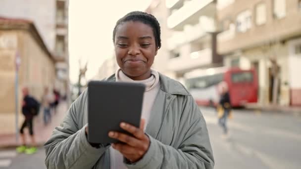 Afroamerikanerin Lächelt Selbstbewusst Mit Touchpad Auf Straße — Stockvideo