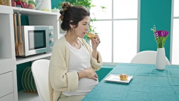 Akşam Yemeği Odasında Hasta Olan Hamile Bir Kadın Kahvaltı Yapıyor — Stok video