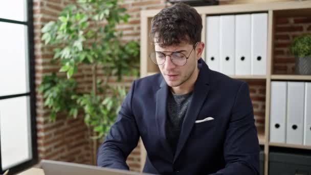 Młody Hiszpan Biznesmen Okularach Biurze — Wideo stockowe