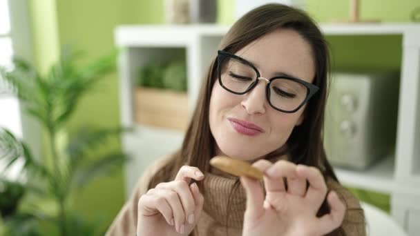Smuk Spansktalende Kvinde Spiser Cookie Sidder Bordet Spisestuen – Stock-video