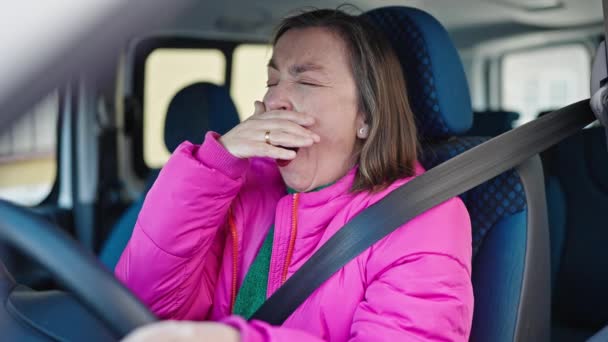 Mature Hispanic Woman Grey Hair Driving Car Yawning Street — Stock Video
