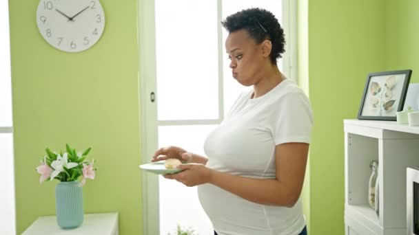 Jonge Zwangere Vrouw Die Ontbijt Lijdt Aan Misselijkheid Eetkamer — Stockvideo