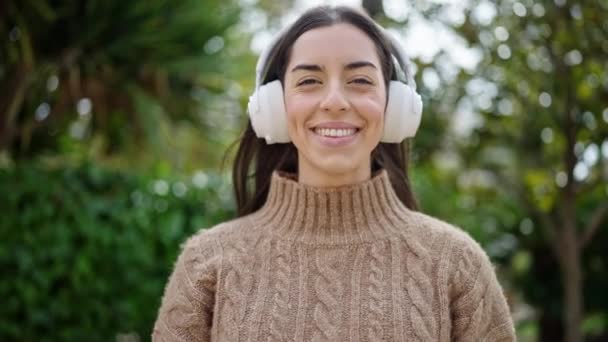 Jovem Bela Mulher Hispânica Sorrindo Confiante Ouvir Música Parque — Vídeo de Stock