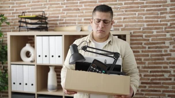 Junger Hispanischer Mann Mit Paket Mit Habseligkeiten Vom Arbeitsplatz Büro — Stockvideo