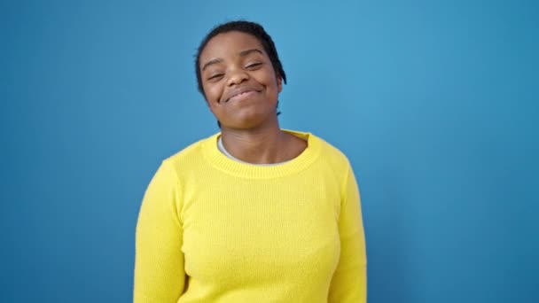 Donna Afroamericana Sorridente Fiducioso Che Punta Alla Chiave Della Nuova — Video Stock