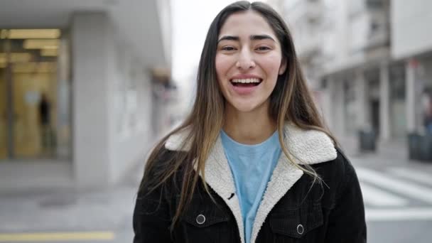 Молодая Красивая Латиноамериканка Уверенно Улыбающаяся Стоя Улице — стоковое видео