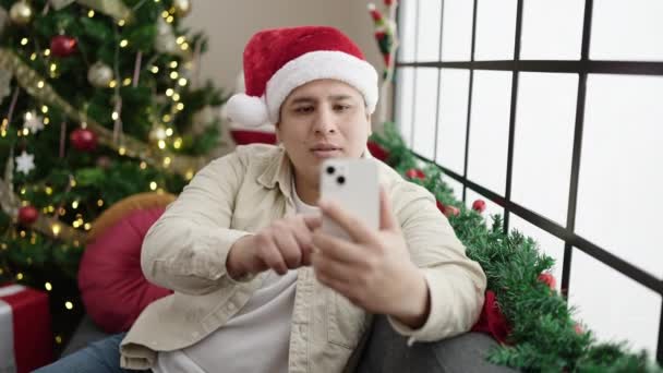 Jeune Homme Hispanique Ayant Appel Vidéo Célébrant Noël Maison — Video