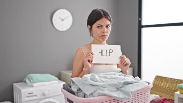 Joven Hermosa Mujer Hispana Sosteniendo Papel Ayuda Mirando Molesto Lavandería — Vídeo de stock