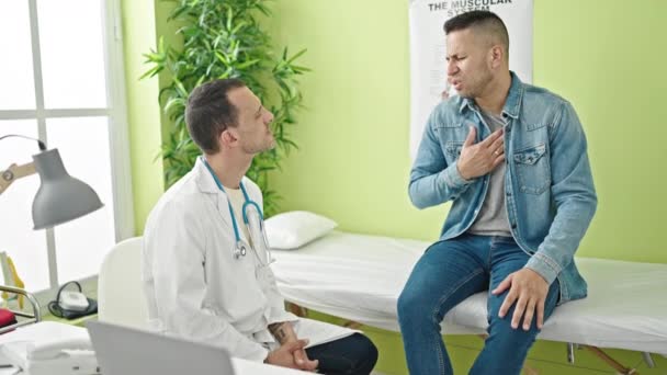Dva Muži Lékař Pacient Mají Lékařskou Konzultaci Klinice — Stock video
