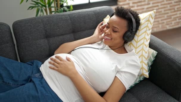 Mujer Embarazada Joven Escuchando Música Poniendo Auriculares Vientre Casa — Vídeos de Stock
