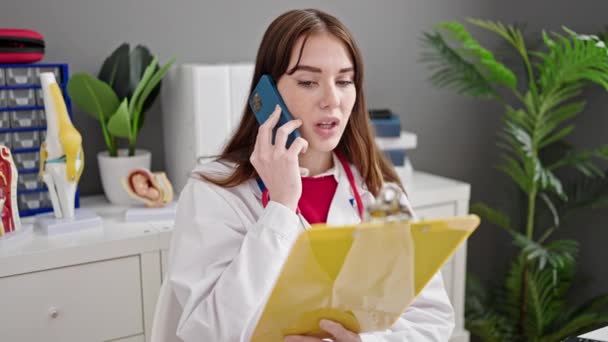 Młoda Latynoska Lekarz Rozmawia Dokumencie Czytania Smartfonów Klinice — Wideo stockowe