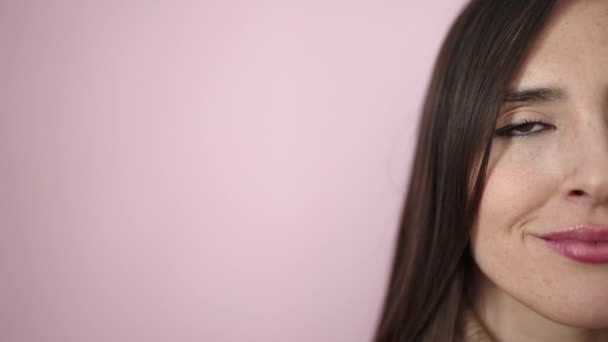 Mooie Latino Vrouw Glimlachen Zelfverzekerd Staande Geïsoleerde Roze Achtergrond — Stockvideo