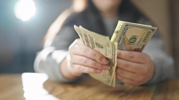Frauenhände Zählen Dollars Auf Dem Zimmer — Stockvideo