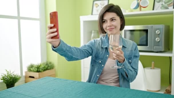 Wanita Muda Kaukasia Mengambil Selfie Dengan Smartphone Minum Anggur Rumah — Stok Video