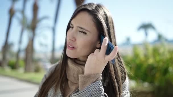 Mulher Hispânica Bonita Sorrindo Confiante Ouvir Mensagem Áudio Pelo Smartphone — Vídeo de Stock