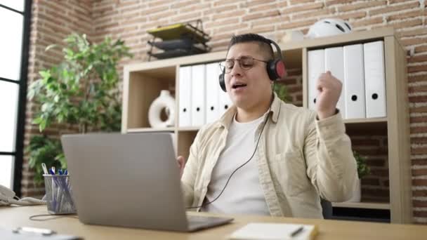 Joven Trabajador Negocios Hispano Escuchando Música Bailando Oficina — Vídeos de Stock