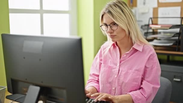 若いですブロンド女性ビジネスワーカーを使用してコンピュータを取り出します眼鏡リラックスでオフィス — ストック動画