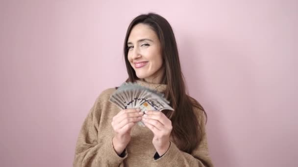 Hermosa Mujer Hispana Sonriendo Confiada Lanzando Dólares Sobre Fondo Rosa — Vídeos de Stock