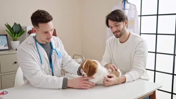 Veteriner Kliniğinde Köpek Besleyen Iki Adam — Stok video