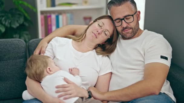 Familie Aus Mutter Vater Und Baby Sitzt Hause Auf Dem — Stockvideo