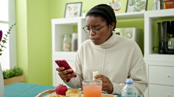 Afričanky Americká Žena Snídaní Pomocí Smartphone Jídelně — Stock video