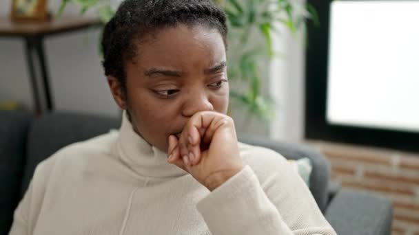 Afro Amerikalı Kadın Evde Üzgün Bir Ifadeyle Kanepede Oturuyor — Stok video